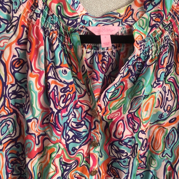 Lily Pulitzer silk blouse: some slight tearing around seam on sleeve - Picture 2 of 3